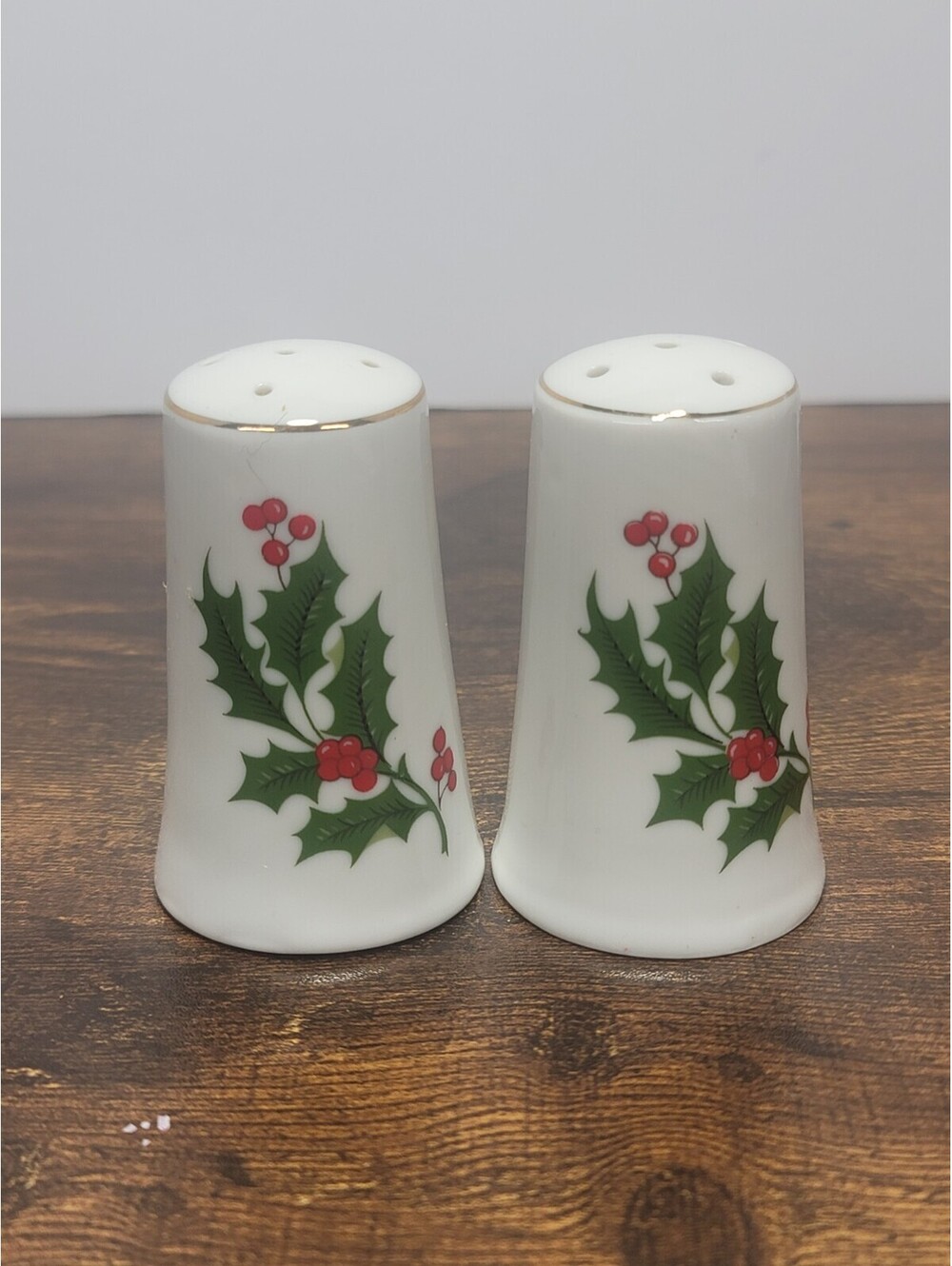 Holly Berry Salt & Pepper Shakers Gold Trim Ceramic Festive Christmas Holiday